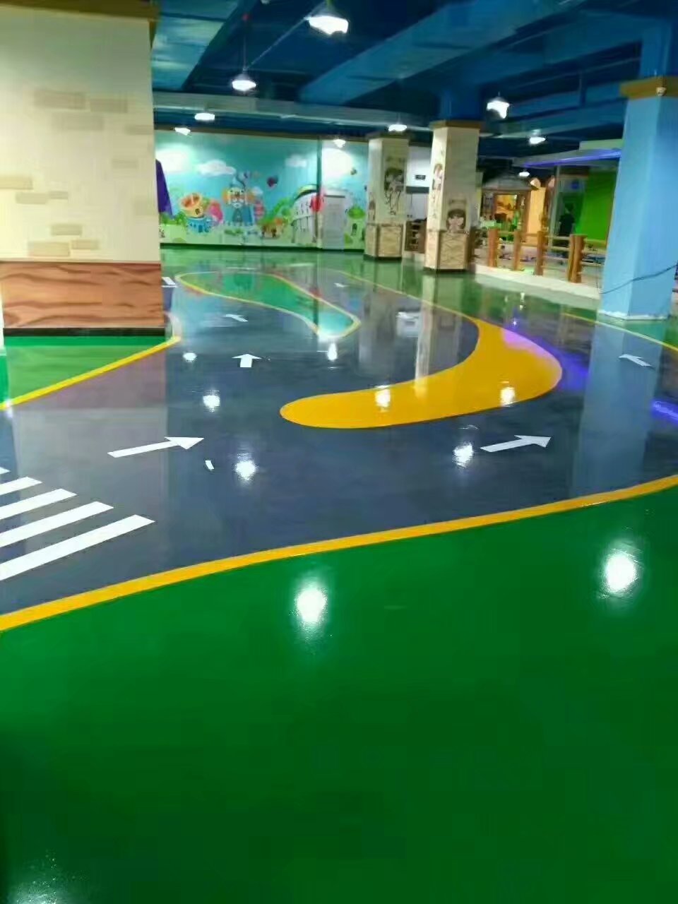 用毛刷刷洗環(huán)氧地坪的簡易方法